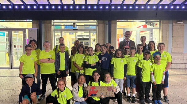   Vendredi 6 septembre : Philippe Destable, IA-DASEN, et Carole Walker, cheffe de cabinet, ont accueilli les élèves du Pôle éducatif de Corre à la gare de Vesoul avant leur départ pour l’Arena Bercy à Paris pour une épreuve de basket fauteuil.
